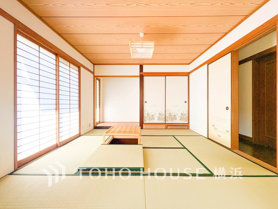 自然光が差し込む和室は、落ち着いた雰囲気でゆったりと寛げる空間。伝統美と機能性を兼ね備えています。