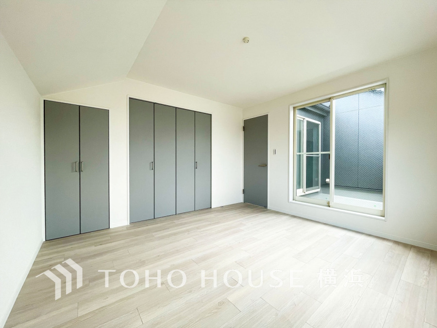 晴天の輝きと共に差し込む暖かな陽射しを愉しむことのできる空間。時には雨音が刻むリズムとハーモニーに耳を澄まし、煌く星空を眺める、そんな日常がここにあります。