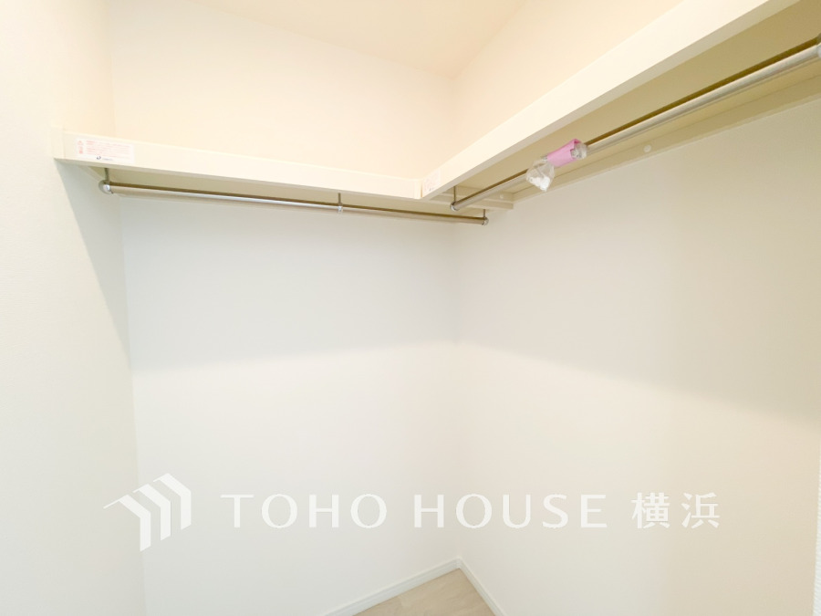 ウォークインクローゼット（＝WIC）は家族みんなの衣類が収納できるよう広めに設計。見やすく取り出しやすい、機能的で使い勝手のよい収納スペースです。