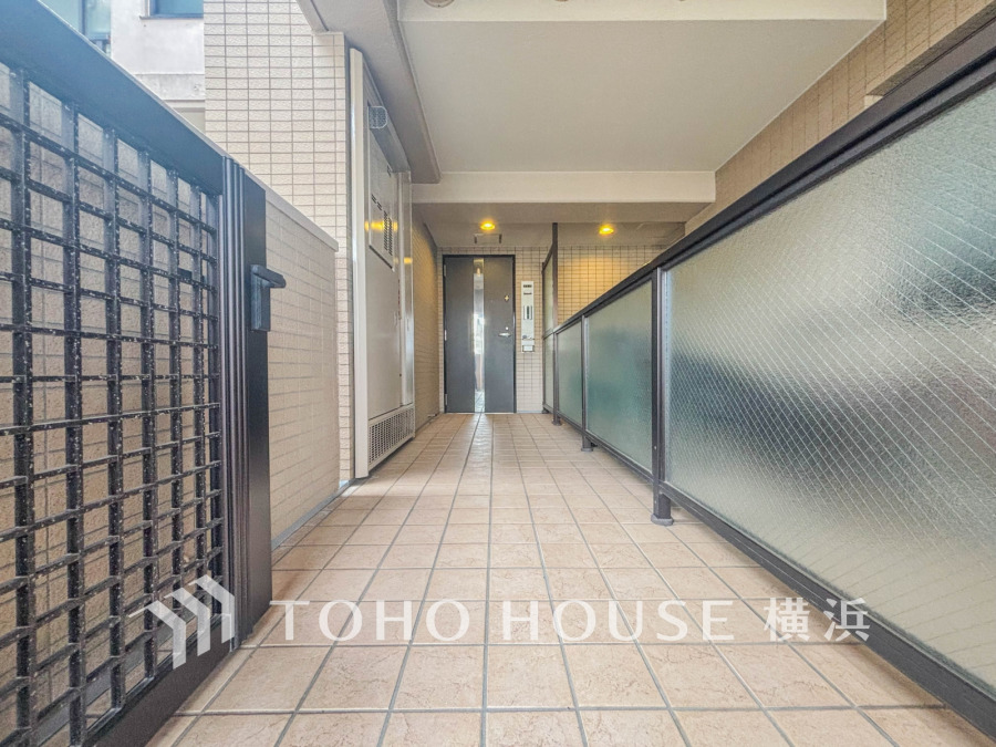 マンションながら戸建感覚で、ゆったりプライベート感のある門扉付き玄関ポーチ。居住者の帰り、訪れる方を優しく迎え、安らぎに満ちた生活空間を予感させてくれます。