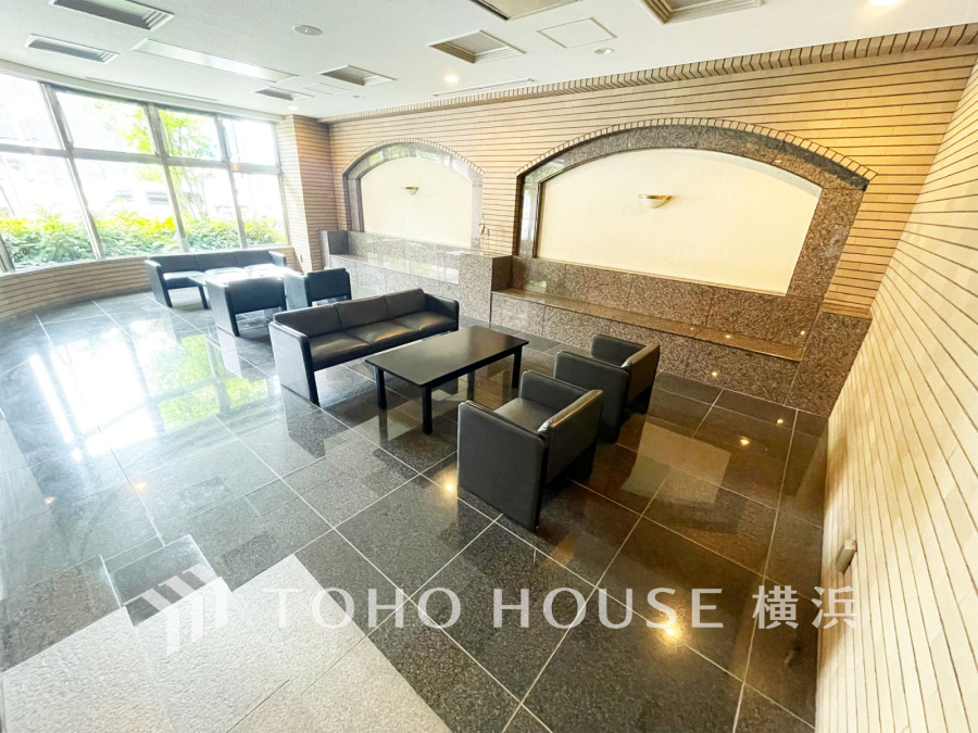 住まう誇らしさと安心感を演出する落ち着いた雰囲気のエントランス。
