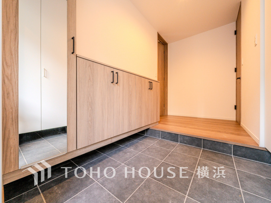 お客様をお迎えする玄関は落ち着いた雰囲気。帰り着くたびに洗練されたテイストの空間に迎えられ誇りと喜びを感じる玄関まわりです。 