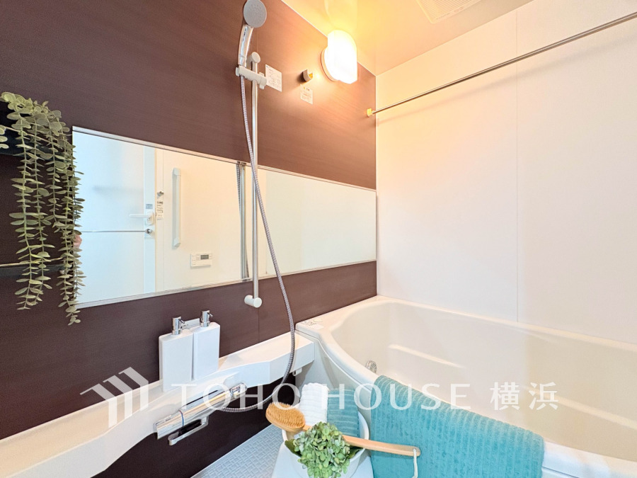 心地よいリラックスを叶える清潔感溢れる美しい空間。快適で機能的なバスルームです。
