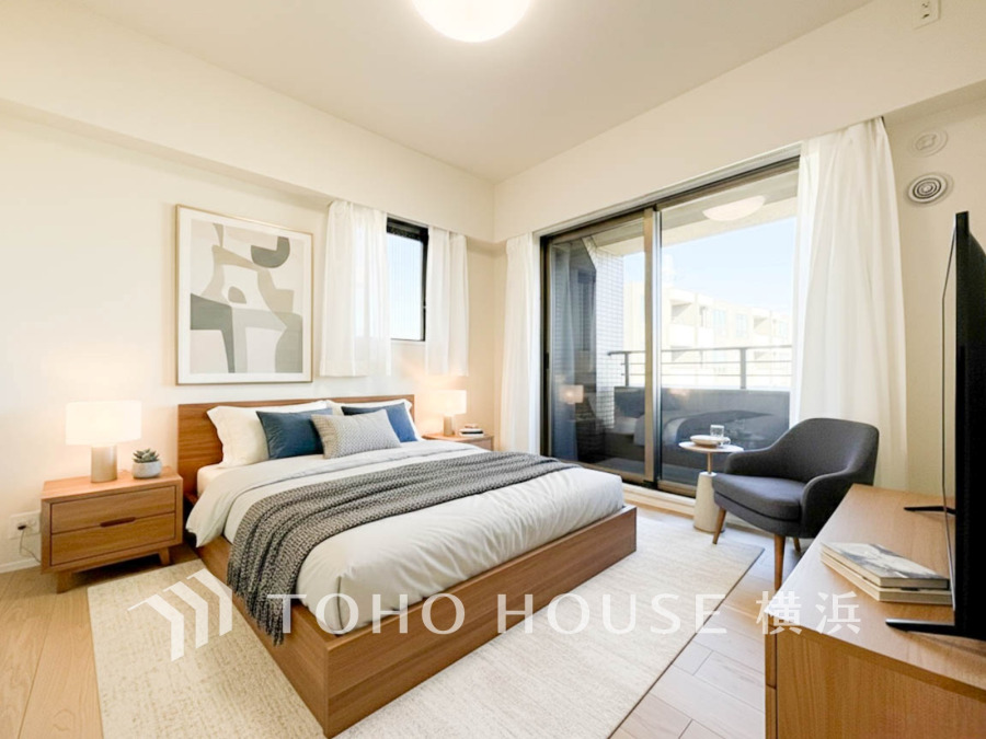 大きな窓からは快適な光を取り入れ、通気性能を上げる事で居心地の良い空間を演出します。多くの時間を過ごす住まいだからこそ、いつも快適な場所であるように心掛けています。（装飾品はAI加工です）