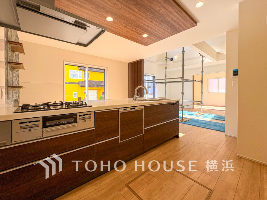 ご家族みんなで調理ができる位のスペースを実現したキッチン空間となっております。みんなで作った料理を召し上がりながらの会話は、どのような物になるのでしょうか。