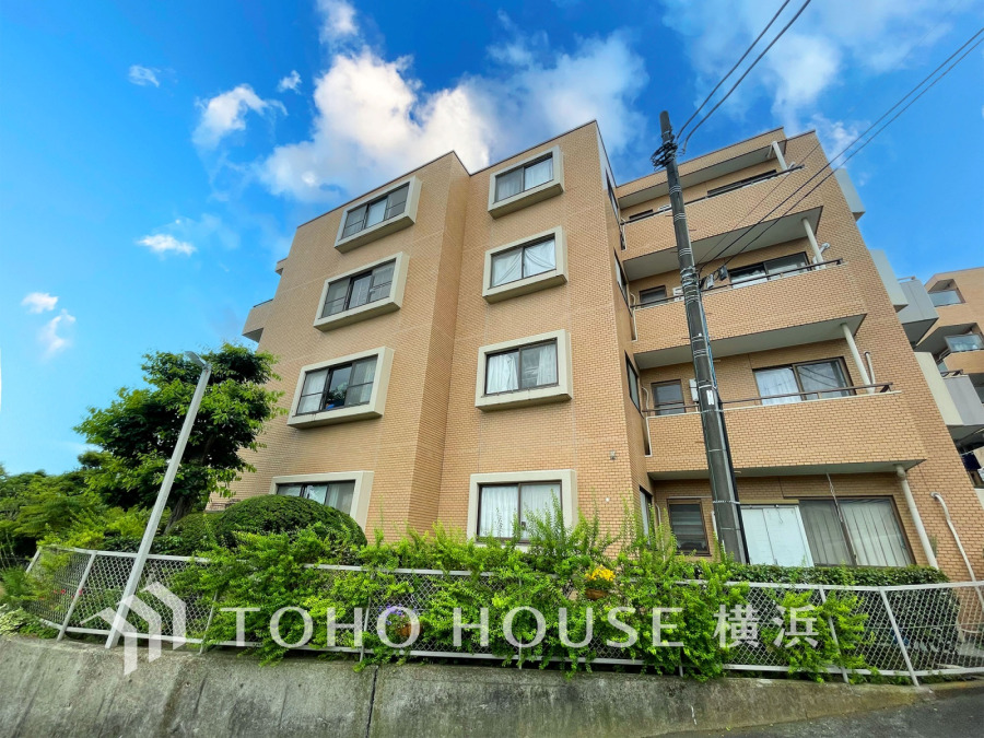 植栽の位置や開放的なエクステリアも含めて美しくトータルにデザインされています。時間のゆとりと空間、爽やかな陽光がもたらす光と風を贅沢なまでに感じる暮らしが始まります。