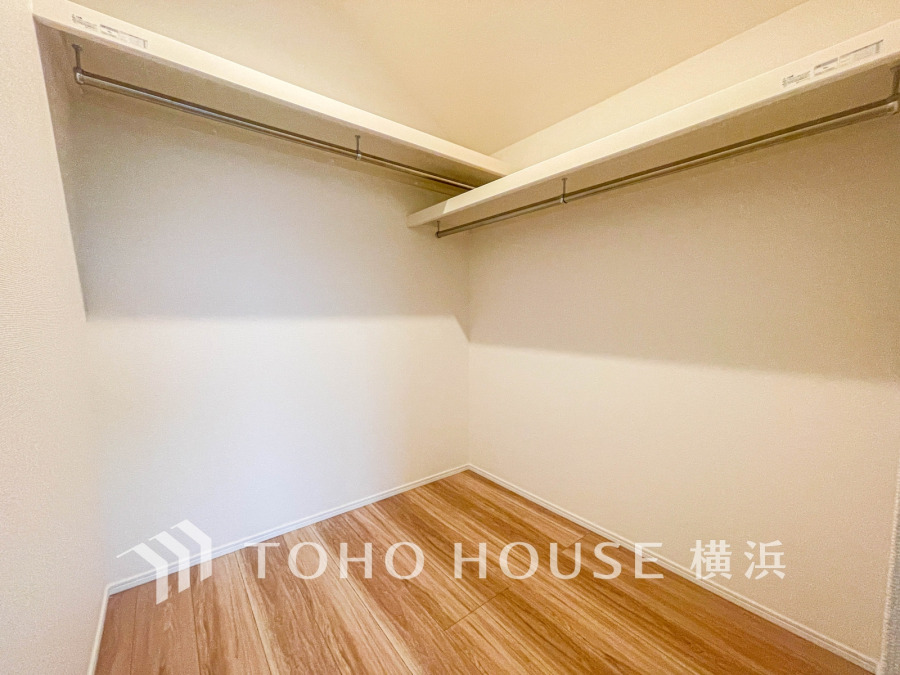 ウォークインクローゼットは家族みんなの衣類が収納できるよう広めに設計してあります。