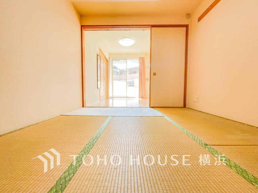 （リフォーム前）伝統的な日本情緒のある、温かみと落ち着きが感じられる和室です。来客時や一息つきたいときなどに利用できる用途多様な空間です。