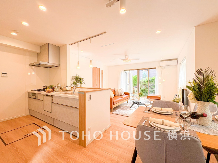 明るく開放的な空間が広がるLDK。室内には豊かな陽光が注ぎ込み、爽やかな住空間を演出。