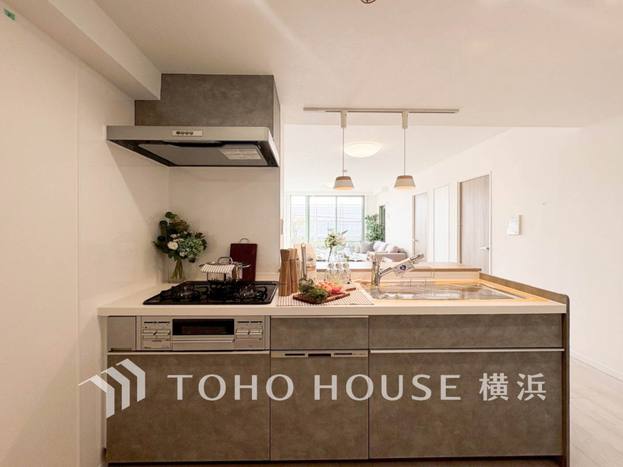 広く取られた対面キッチンは、リビングで寛ぐご家族と会話をしながらお料理が出来ます。ホワイトを基調とした明るいカラーの清潔感のあるデザインです。