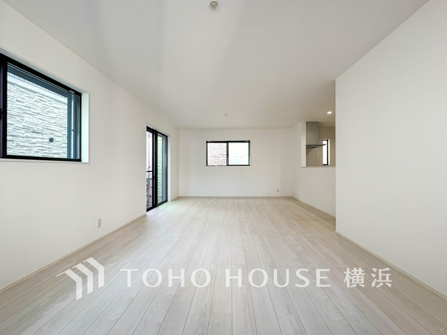 家族と過ごすひと時を溢れる光が優しく包み込むリビングダイニング。家族とともに、心穏やかに過ごすひととき。家族との時間、自分の時間を大切にできる空間がここにあります。