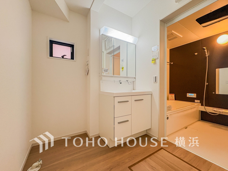 一日の始まりと終わりを心地よく演出し、多彩な機能が備えられたパウダールーム。心地よいリフレッシュ空間。清潔感ある洗面台は、身だしなみチェックや肌のお手入れに。