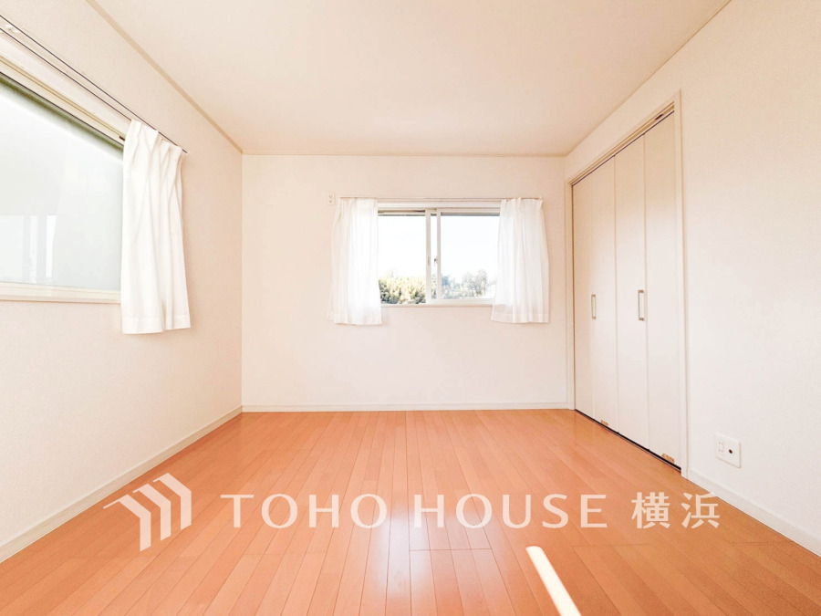 採光もアクセントの一つとして。プライベートルームにはやさしい光が射し込んでいて、この明るい好みの空間で読書をしたり、音楽を聞いたりと一人の時間も充実したものにできます。