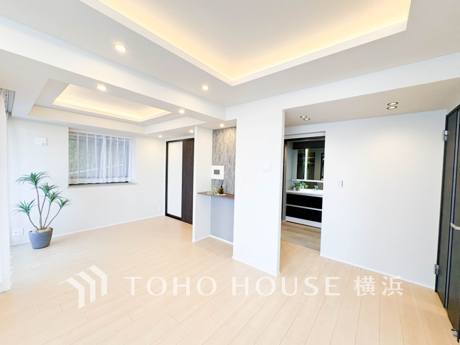 明るく開放的な空間が広がるLDK。室内には豊かな陽光が注ぎ込み、爽やかな住空間を演出。

