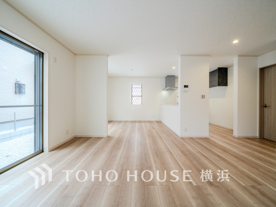 柔らかな光が広がり、デザインされた美しい内装が織り成す家族の集う場所。楽しい会話やさまざまな時が織りなすご家族の時間が丁寧に紡がれていく大切な空間。