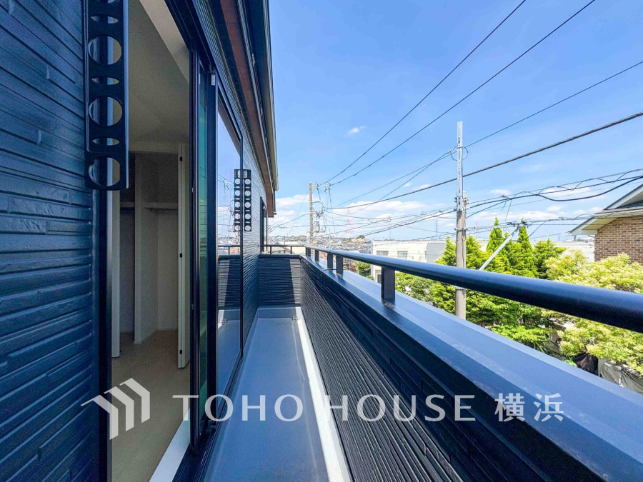 陽当たり良好なワイドバルコニーで、開放感あふれる眺望と心地よい風を感じられます。