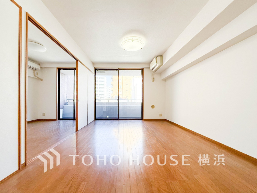 明るい自然光が差し込む広々としたリビング、バルコニーに面し風通し良好な快適空間です。