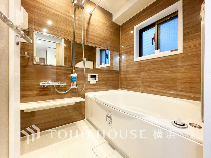 上質が感じられる質感とカラーリングで、清潔な空間美を実現。一日の疲れが癒される優雅なバスタイムを堪能できるゆとりあるバスルームです。