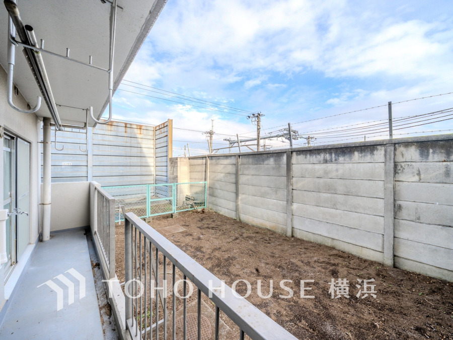 広々とした専用庭付きの1階バルコニー。外部の視線を遮り、プライベートな空間を確保しています。