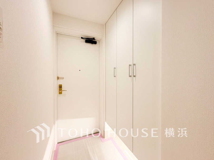 清潔感あふれるホワイト基調の玄関。大容量の収納で、スッキリとした空間を保てます。