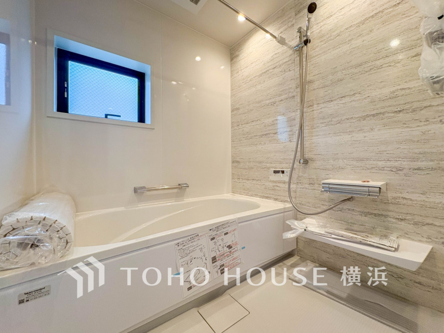 上質が感じられるカラーリングで、清潔な空間美を実現。一日の疲れが癒される優雅なバスタイムを堪能できるゆとりあるバスルームです