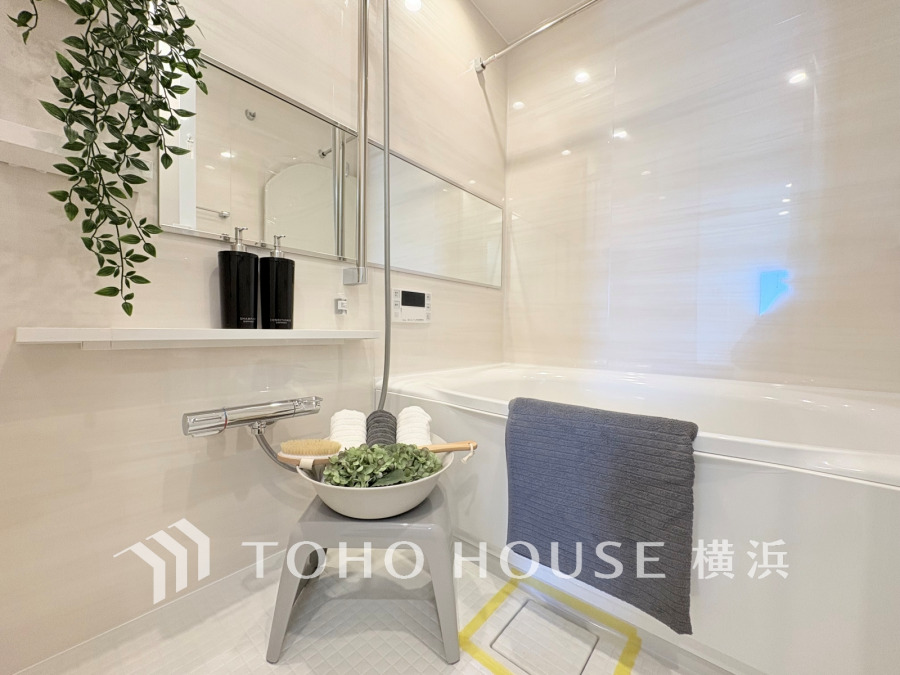 心地よいリラックスを叶える清潔感溢れる美しい空間。快適で機能的なバスルームです。
