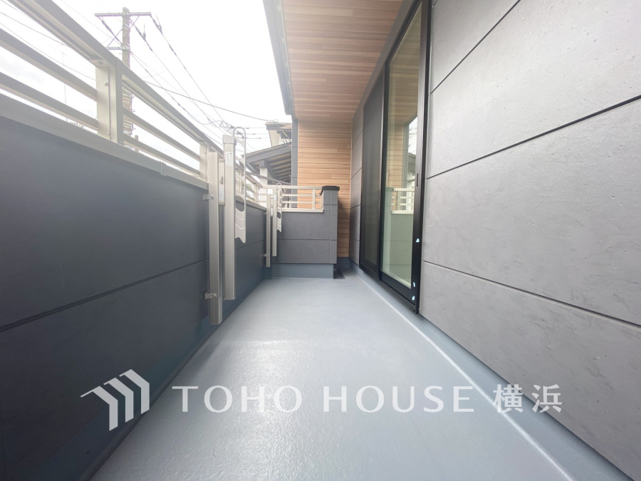 暮らしの中で光と風を演出してくれるバルコニー、見事なまでの開放的な空間を演出しながら、プライベート性も確保された空間は我が家の自慢。