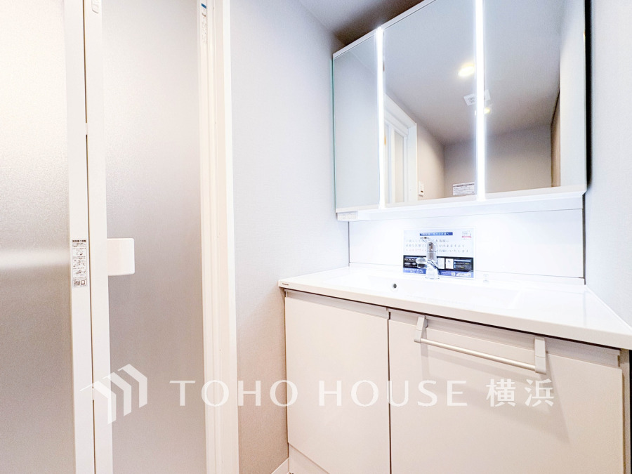 新規交換された洗面化粧台は美しく使いやすい機能が備えられています。