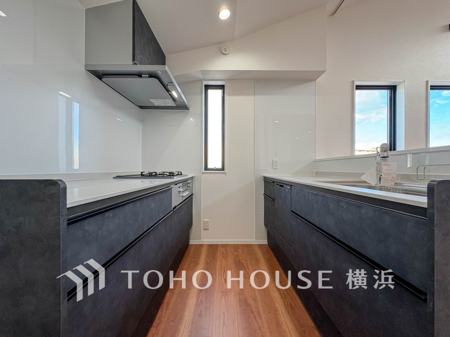 使い勝手の良い設備のキッチンで効率よくお料理もできます。食する料理に家族が舌鼓を打ち自然と笑いが絶えない空気感がそこに広がります。自慢の腕をふるってください。