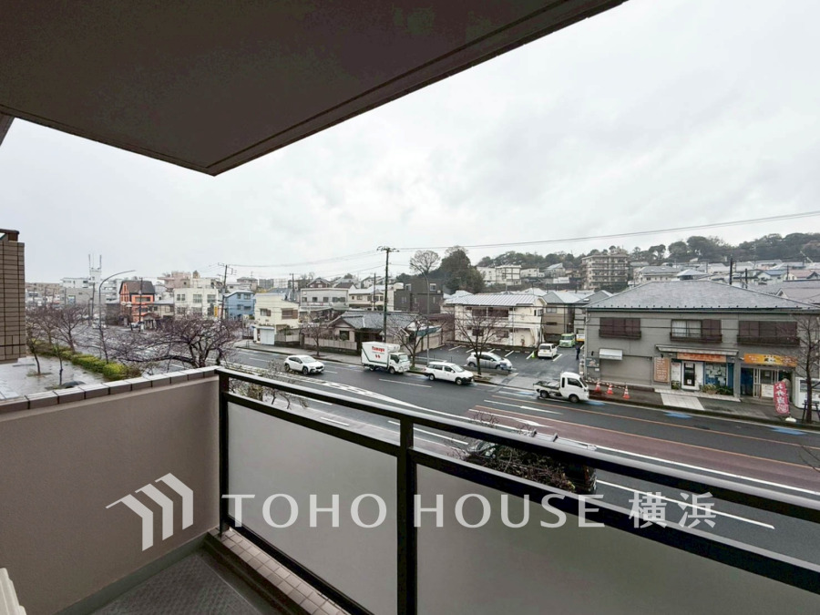 広々としたバルコニーから街並みを一望でき、開放感あふれる快適な暮らしが実現します。