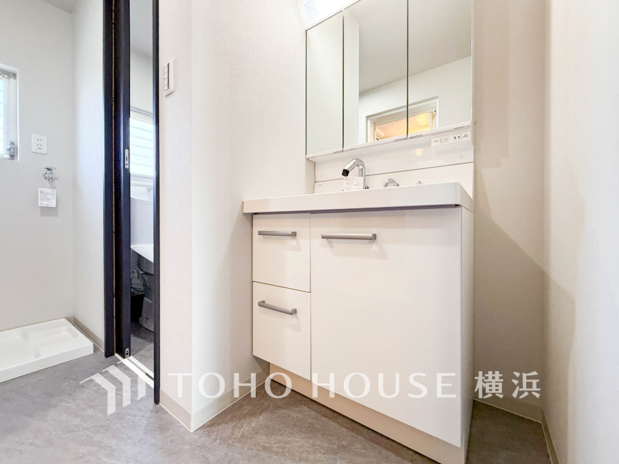 ご家族の1日が始まり、1日の終わりを締めくくる洗面空間。快適に過ごせることはもちろん、気品や優雅さを兼ね備えたパウダールームです。