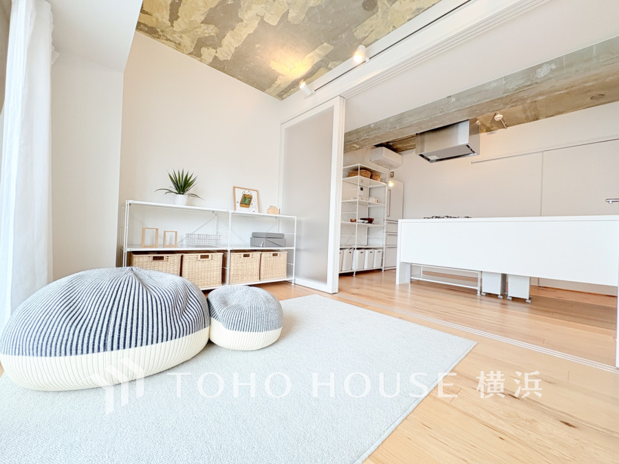 バルコニーに面した明るい洋室。穏やかな陽射しが、ゆったりとした寛ぎの時間を包みます。
