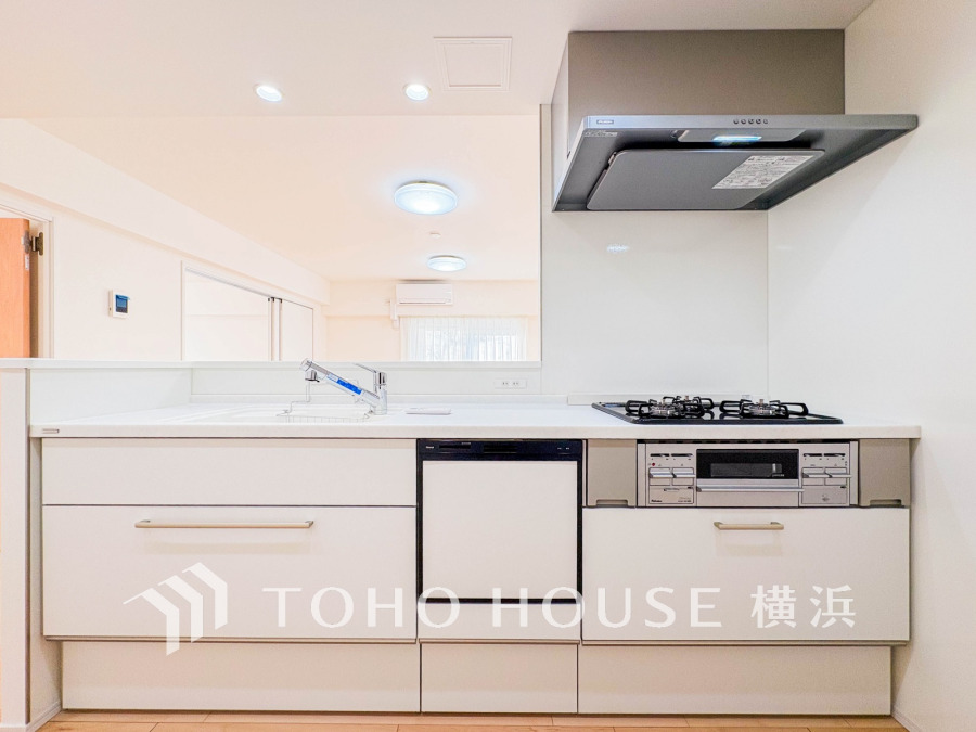 ご家族みんなで調理ができる位のスペースを実現したキッチン空間となっております。みんなで作った料理を召し上がりながらの会話は、どのような物になるのでしょうか。