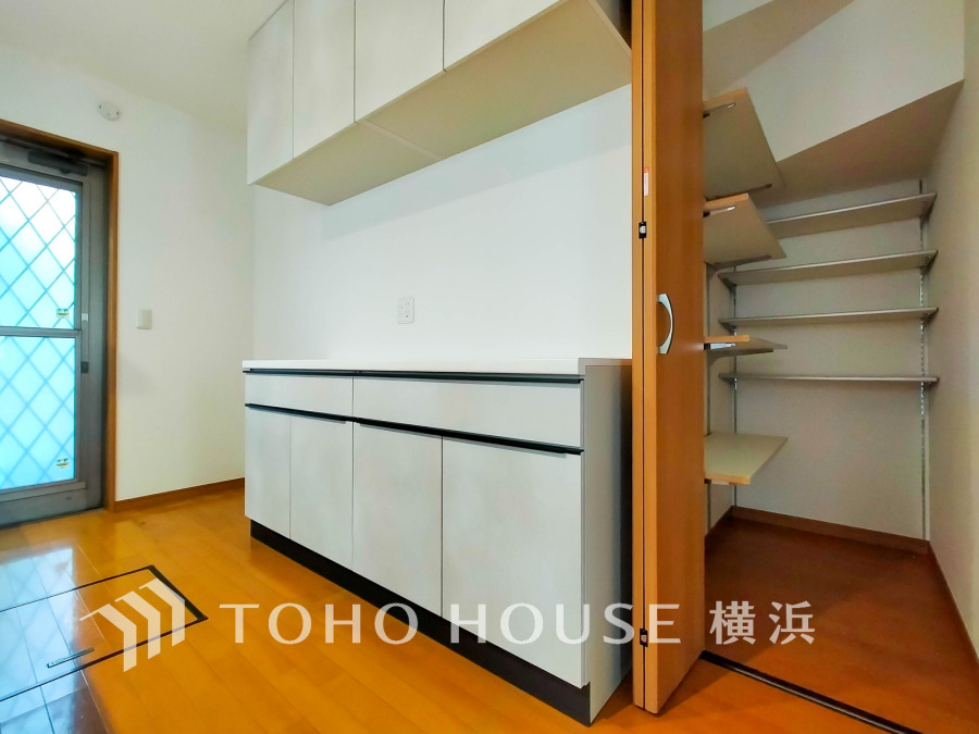 キッチンにはパントリーとしてお使い頂くこともできる、ゆとりある納戸をご用意。見やすく取り出しやすい配置の棚や、大きなものを収納しておける広さなど、使い勝手にも配慮されています。