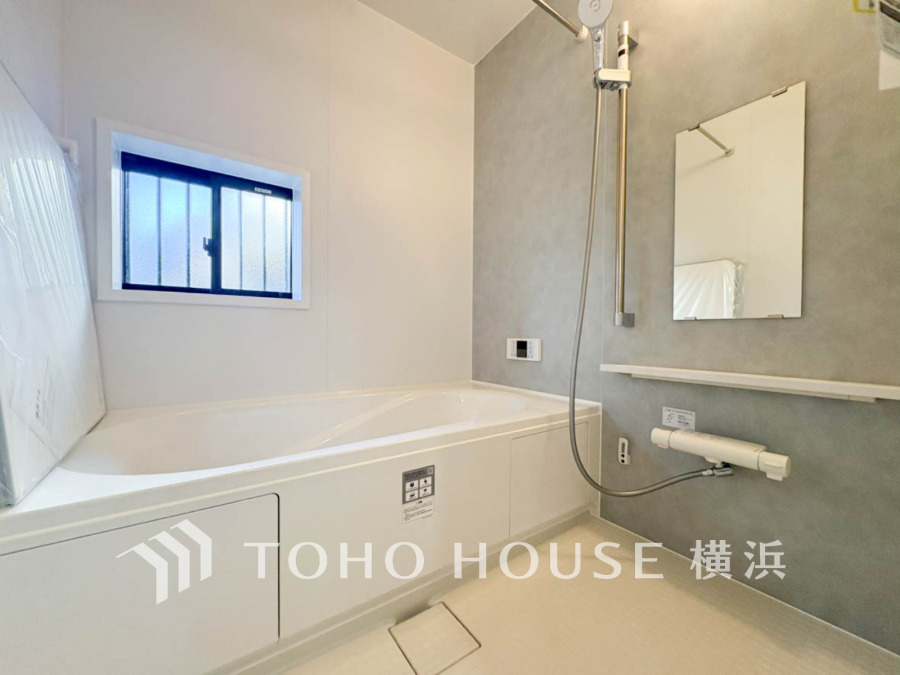 ゆったりとした大き目の浴槽が嬉しい。毎日の疲れを取る癒しの場所だからこそこだわった空間です。リラックスできる優しいカラーで、時を忘れるほどのんびりできる空間に。