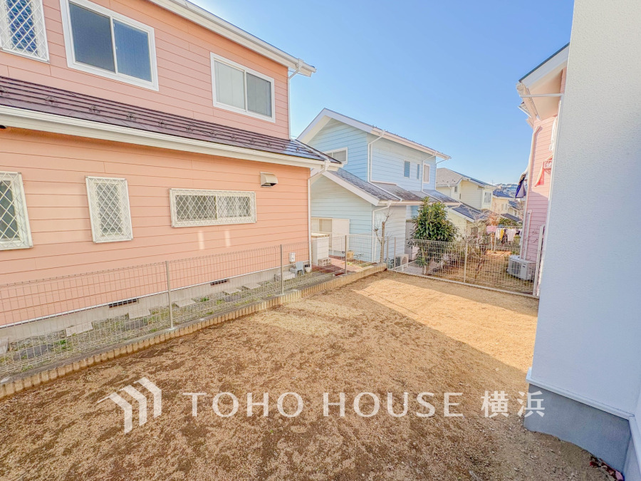 日当たり良好な広々とした南庭付き。周囲は閑静な住宅街で、ゆったりとした生活が叶います。