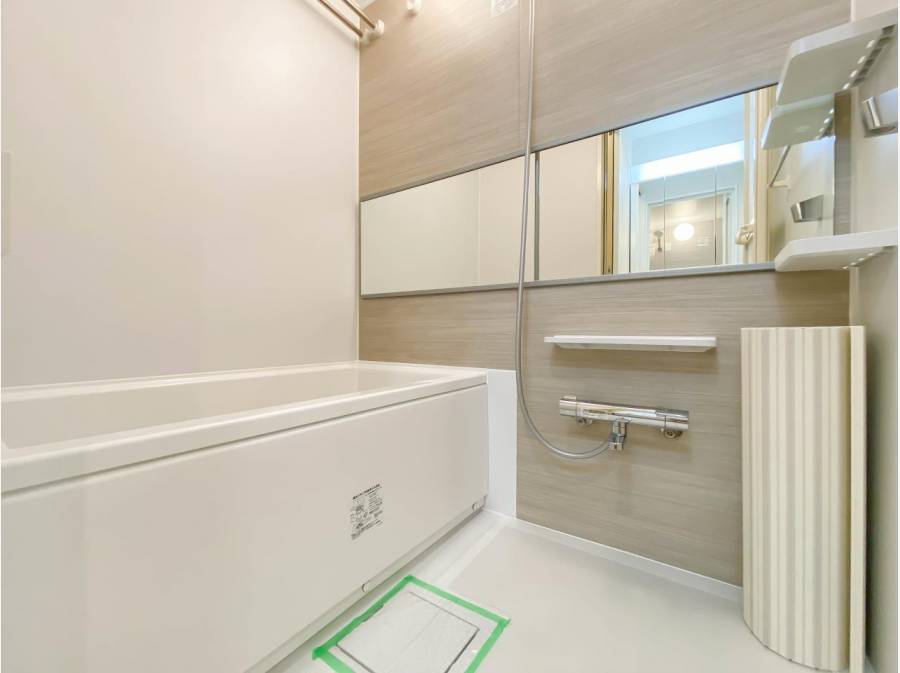 リノベーションで新規交換されたユニットバスは美しいリフレッシュ空間です。便利な浴室乾燥機付きのバスルームです。