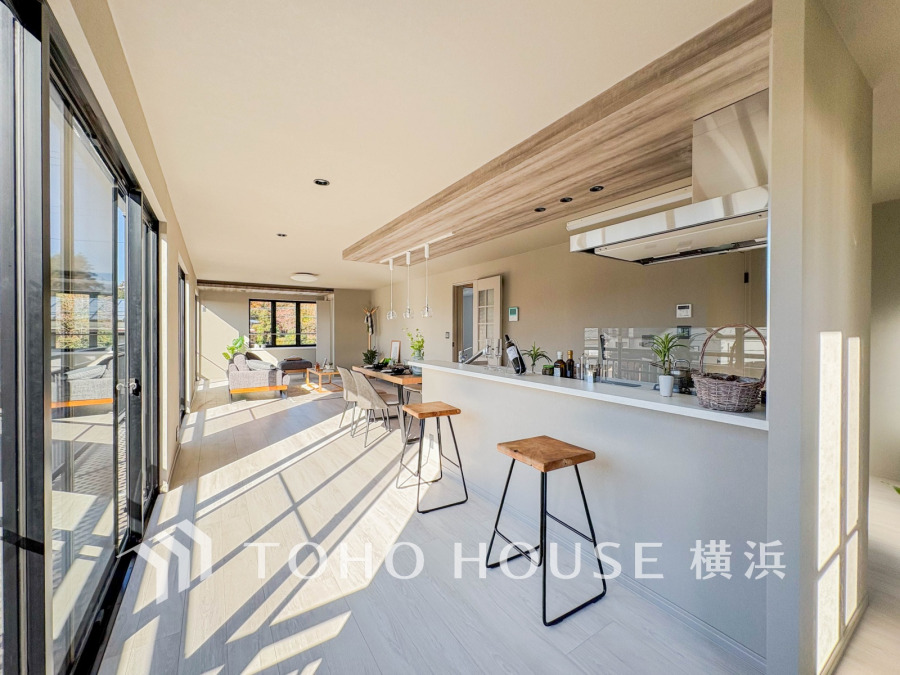 陽光が降り注ぐ広々リビング。開放感ある対面キッチンで家族の会話が弾む快適空間です。