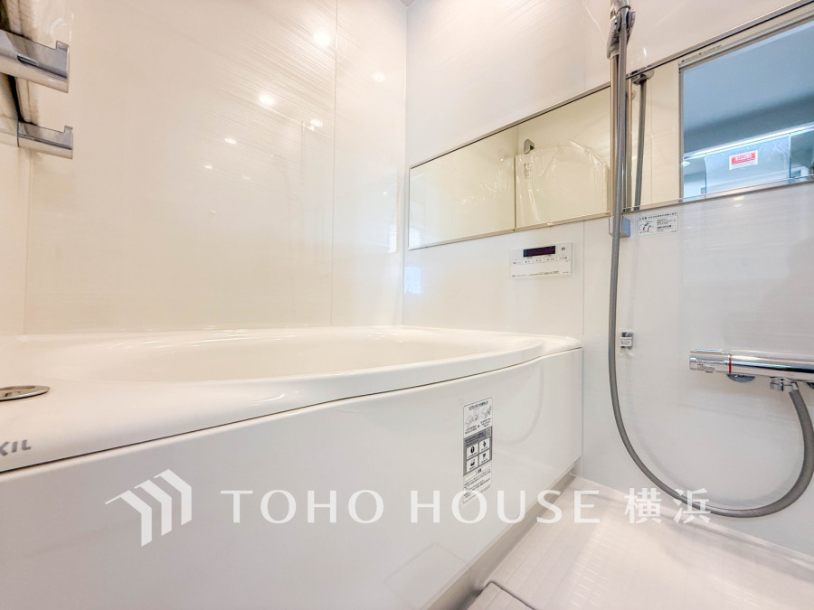 上質が感じられるカラーリングで、清潔な空間美を実現。一日の疲れが癒される優雅なバスタイムを堪能できるゆとりあるバスルームです。