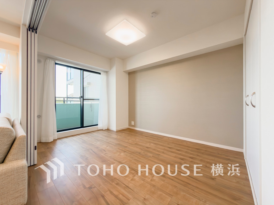 バルコニーに面した明るい洋室。扉を開放して隣接するリビングと一体化して使うことも可能です。
