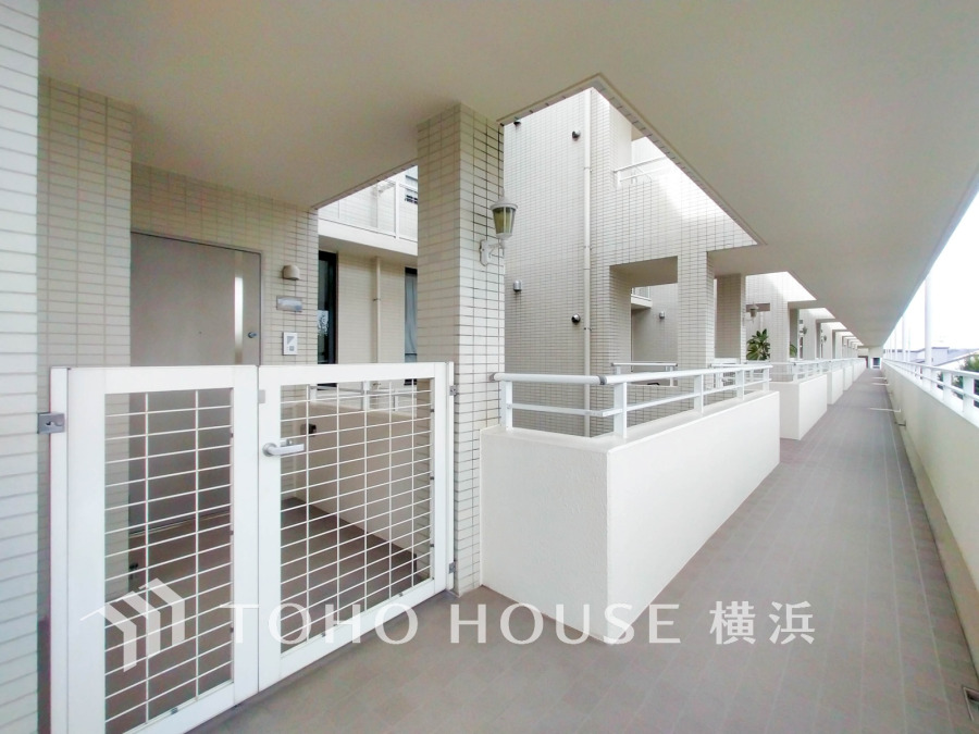 マンションながら戸建感覚で、ゆったりプライベート感のある門扉付き玄関ポーチ。居住者の帰り、訪れる方を優しく迎え、安らぎに満ちた生活空間を予感させてくれます。