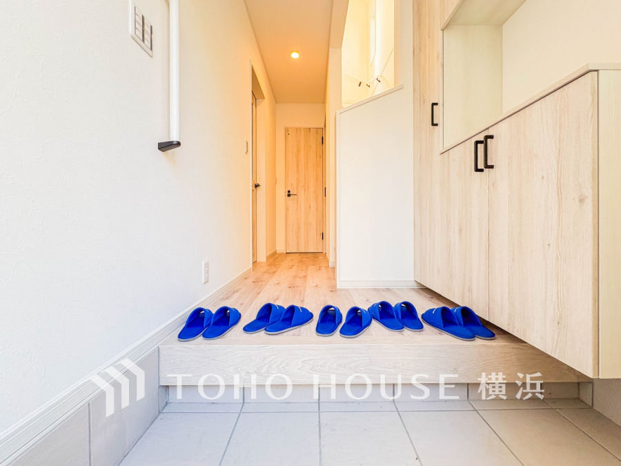 居住者の帰り、訪れる方を優しく迎え、やすらぎに満ちた生活空間を予感させる。健やかな暮らしを楽しめそう。