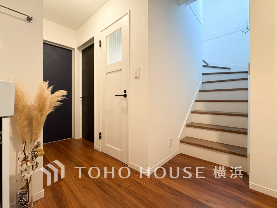 上質感漂う玄関と廊下。居住者の帰り、訪れる方を優しく迎える・安らぎに満ちた生活空間を予感させる。健やかな暮らしを楽しめそう。