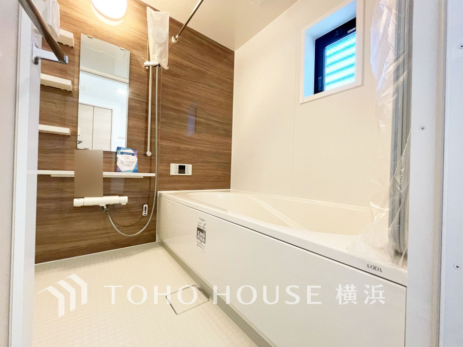 上質が感じられる質感とカラーリングで、清潔な空間美を実現。一日の疲れが癒される優雅なバスタイムを堪能できるゆとりあるバスルームです。