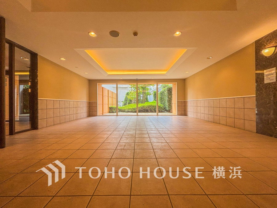 お住まいの顔となるエントランス。陽射しを受けて輝く時間、街灯に照らし出される夕暮れ時。様々なシーンで違った魅力的な表情を見せてくれます。住まう方のプライドを満たすクオリティを備えています。