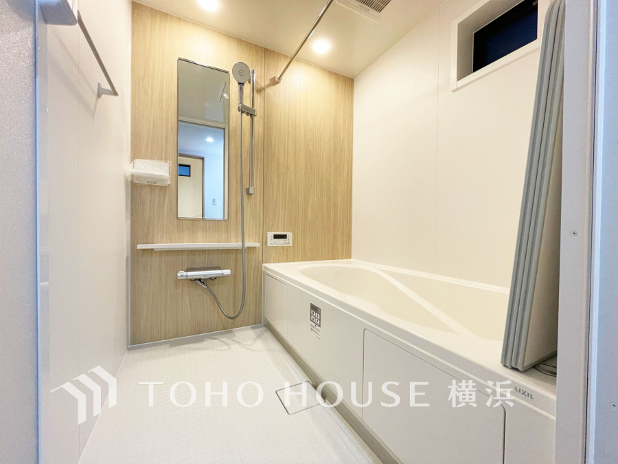 1日の疲れを取り心身を癒すことができる住まいの中のリラクゼーション空間、バスルーム。心からゆったりと寛いでいただけるよう、柔らかな色合いで仕上げています。