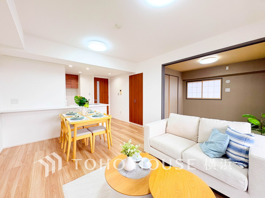 リビングは、家族と共有する生活圏。和室が隣接しており、明るく開放的な居住空間を提供します
