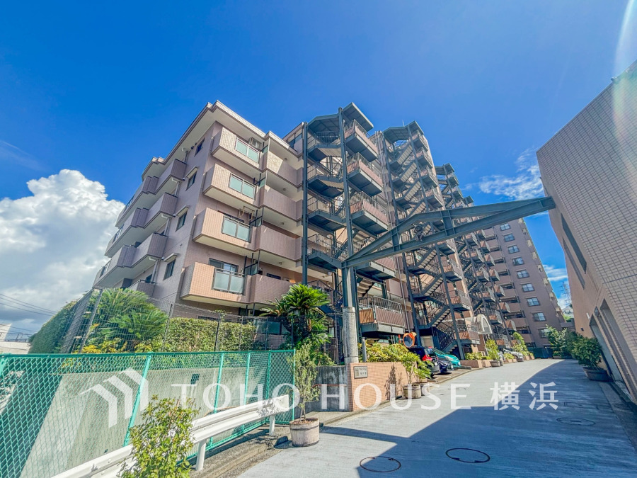 陽当たり良好な11階建てマンション。美しく管理された総戸数104戸のビッグコミュニティです。
