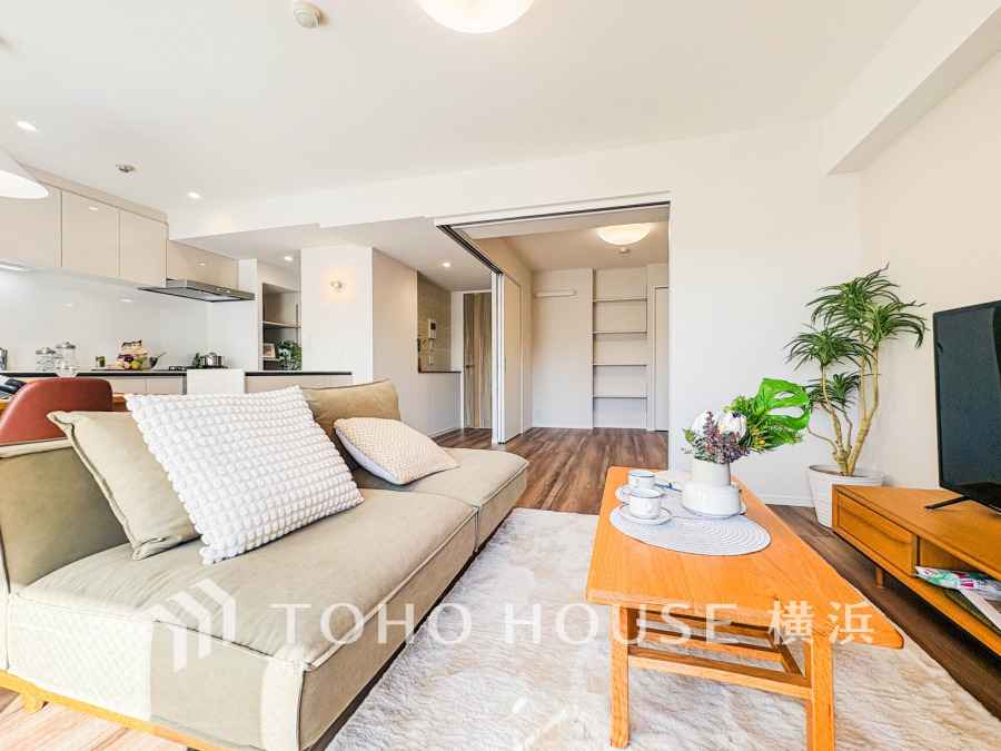 家族の笑い声が響き渡る、明るく開放的なリビング。対面キッチンとの繋がりも良く、スムーズな家事動線で毎日が快適です。