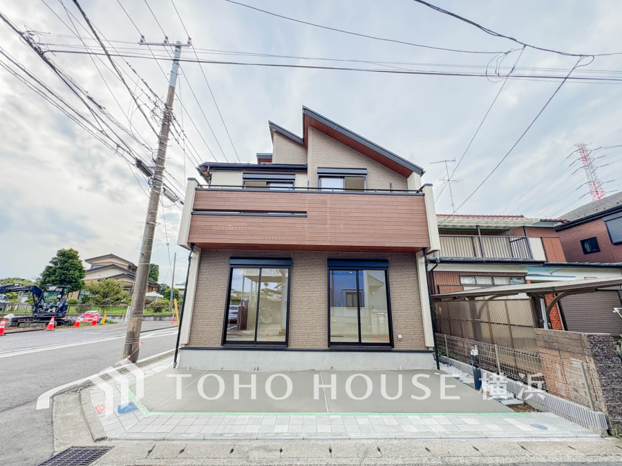 陽当たりに恵まれた開放的な角地立地。うららかな陽射しがたっぷりと降り注ぐ、快適さを追求したお住まい。
